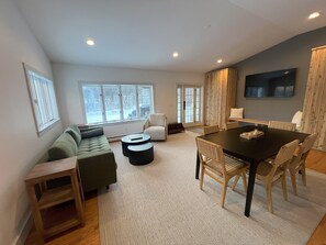 Fireplace - Enjoyable a cabin on the Black river with WiFi in Ludlow for a cozy stay (Ludlow)