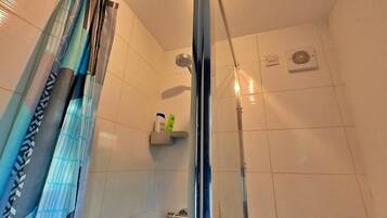 Secador de pelo, toallas, papel higiénico