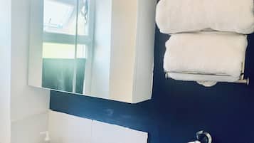 Sèche-cheveux, serviettes fournies, papier toilette