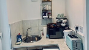 ثلاجة، ميكروويف، غلّاية كهربائية، محمصة خبز