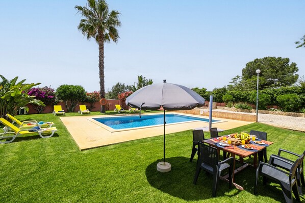 Villa | Pool | Indendørs pool, udendørs pool