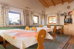 Dining - Cozy room in a bed and breakfast in Tyrol (Niederau)