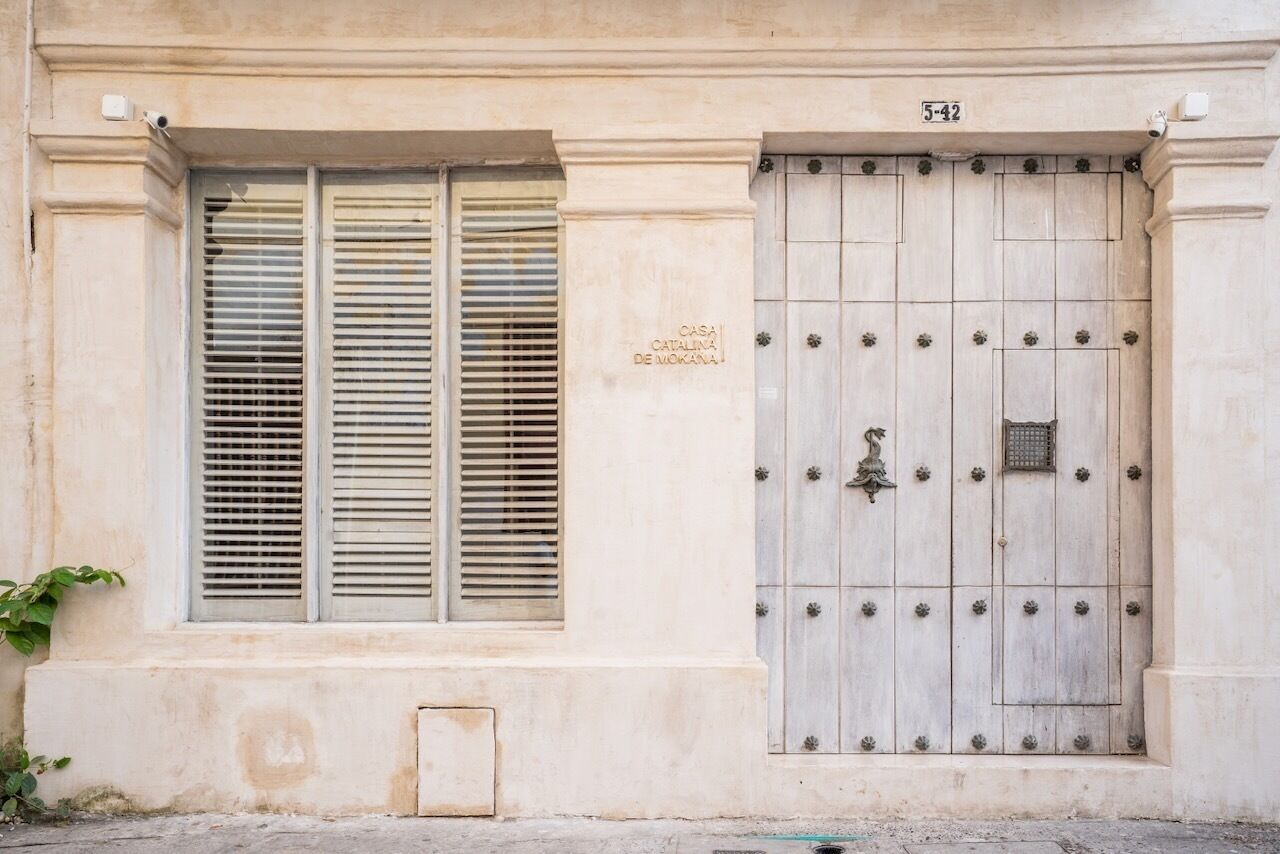 A building facade with a large, ornate door marked "CASA CATALINA DE MOKANA" and the number "5-42" above it.