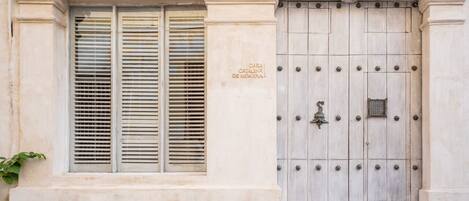 A building facade with a large, ornate door marked "CASA CATALINA DE MOKANA" and the number "5-42" above it.