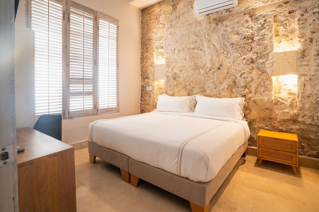 6 habitaciones, caja de seguridad en la habitación y escritorio 