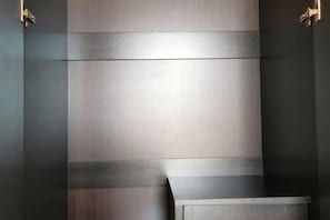 Un bagno moderno dal design minimalista, con un ampio specchio e un lavandino dai toni scuri.