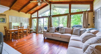 Waterfront Nolin Lake Gem: Guest House & Balcony