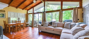 Waterfront Nolin Lake Gem: Guest House & Balcony