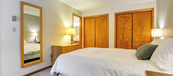 < 1 Mi to Mt Snow: Charming Condo w/ Fireplace