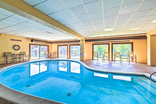 < 1 Mi to Mt Snow: Charming Condo w/ Fireplace