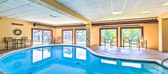< 1 Mi to Mt Snow: Charming Condo w/ Fireplace