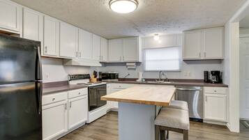 Fridge, microwave, stovetop, dishwasher