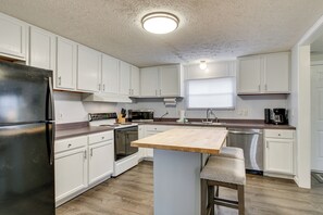 Fridge, microwave, stovetop, dishwasher - Saluda River Retreat w/ Boat Ramp & Water Views! (Prosperity)