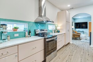 Refrigerador, parrilla de estufa, lavavajillas y cafetera y tetera 