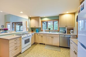 Fridge, microwave, stovetop, dishwasher - 17 Mi to Acadia: Cottage Near Dtwn Ellsworth! (Ellsworth)
