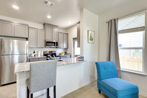 Kühlschrank, Mikrowelle, Herdplatte, Geschirrspüler