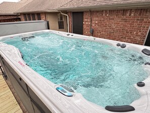 Outdoor spa tub - Big 4 Bdrm 2 Bath, Private 15' Swim Spa, Hot Tub, Fenced Private Yard, Big Trees (Arlington)