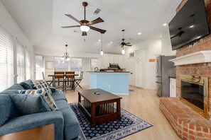 Smart TV, chimenea, videojuegos, futbolito