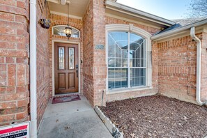 Exterior detail - Big 4 Bdrm 2 Bath, Private 15' Swim Spa, Hot Tub, Fenced Private Yard, Big Trees (Arlington)