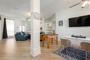 Smart TV, chimenea, videojuegos, futbolito