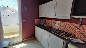 Réfrigérateur, four à micro-ondes, un four, surface de cuisson