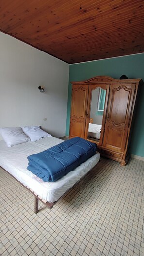 2 Schlafzimmer, Bügeleisen/Bügelbrett
