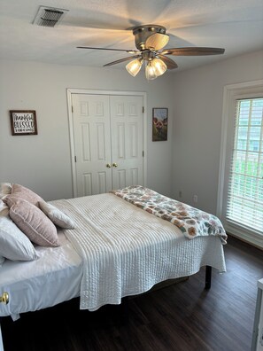 2 chambres, fer et planche à repasser, Wi-Fi, draps fournis