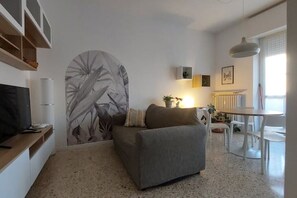 Living area - "Flora" apt for family+ Free parking (Bergamo)