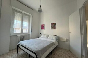 2 bedrooms, WiFi - "Flora" apt for family+ Free parking (Bergamo)