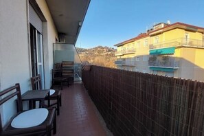 Outdoor dining - "Flora" apt for family+ Free parking (Bergamo)