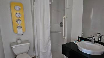 Suite estudio estándar | Baño | Ducha, toallas, jabón y champú