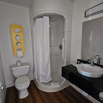 Ducha, toallas, jabón, shampoo