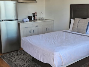 Standard Studio Suite | Blackout drapes, iron/ironing board, free WiFi - Varsity West (Centralia)