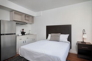 Blackout curtains, iron/ironing board, free WiFi - Varsity West (Centralia)