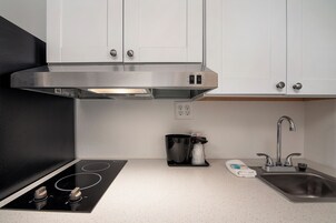 Cafetera/tetera, refrigerador con freezer, placa de cocina