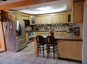 Køleskab, mikrobølgeovn, ovn, kogeplade