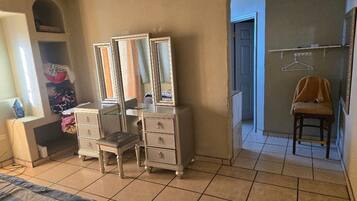 4 dormitoris, planxa i posts de planxar, wifi i roba de llit