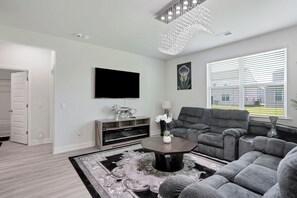 Smart TV, fireplace - Getaway home, Savannah spot (Port Wentworth)