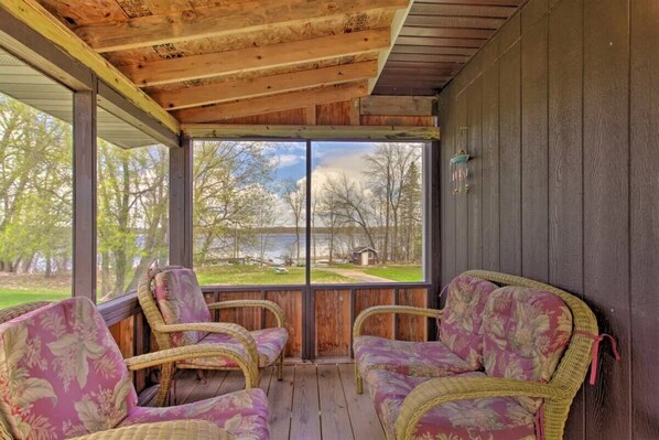 Interior - Cozy 2-bedroom cabin on Three Island Lake in Bemidji, MN. (Bemidji)