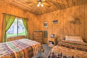 2 bedrooms, bed sheets - Cozy 2-bedroom cabin on Three Island Lake in Bemidji, MN. (Bemidji)