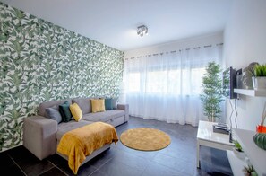 TV - Beach Side Apartment (Albufeira)
