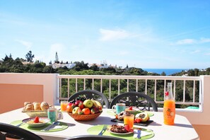 Villa | Outdoor dining - Villa Near Vale do Milho Golf Course (Lagoa)
