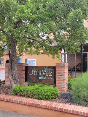 Discover Otra Vecz en Santa Fe, a charming location amidst lush greenery and a beautifully maintained landscape.