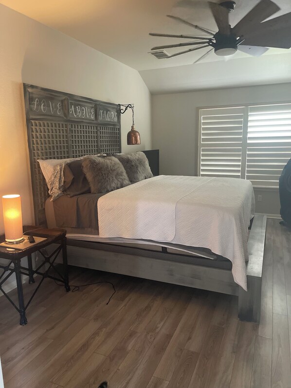 4 bedrooms, desk, iron/ironing board, WiFi