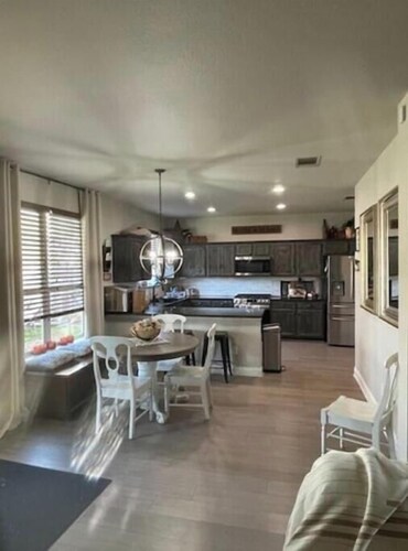 Spacious 4-bedroom house with WiFi, pool & park access  near Georgetown square