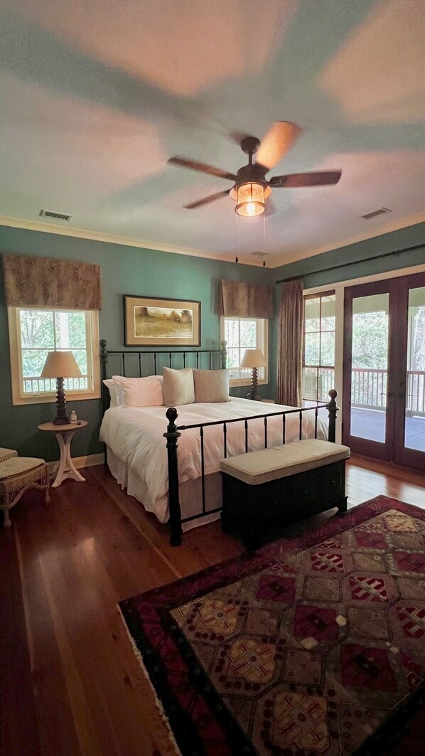 4 bedrooms, iron/ironing board, WiFi, bed sheets