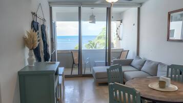 Comfort Apartment, Beach View | Living area