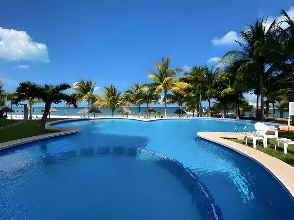 Outdoor pool - Beachfront and Ocean View Apartment (Cancun)