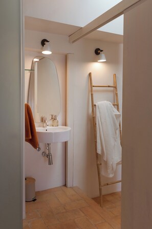 Doccia, asciugacapelli, asciugamani, sapone