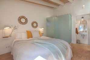 2 habitaciones, tabla de planchar con plancha, cuna de viaje y wifi 